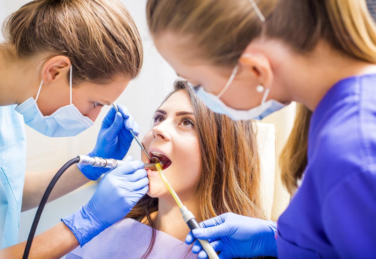 كيف يمكن لأطباء الأسنان استخدام جيت سطر الأوامر لأتمتة المهام؟